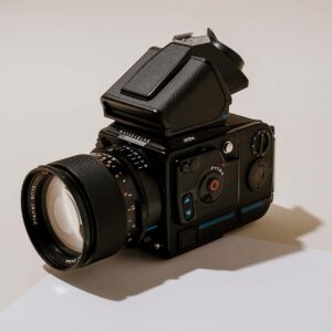 Retrouvez le mode d'emploi du Hasselblad 202FA. Découvrez les fonctionnalités, réglages, et conseils pour maîtriser cet appareil photo professionnel.
