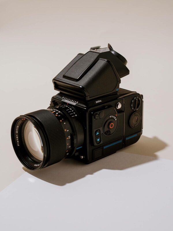 Retrouvez le mode d'emploi du Hasselblad 202FA. Découvrez les fonctionnalités, réglages, et conseils pour maîtriser cet appareil photo professionnel.