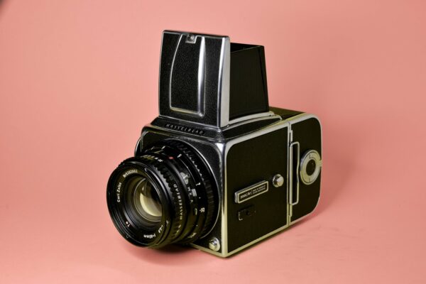 Retrouvez le mode d'emploi du Hasselblad 500CM. Découvrez les fonctionnalités, réglages, et conseils pour maîtriser cet appareil photo professionnel.
