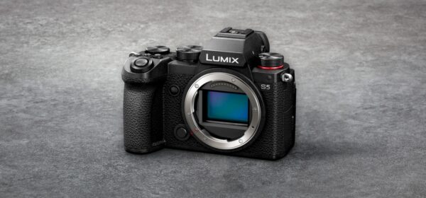 Retrouvez le mode d’emploi du Panasonic / Lumix DC-S5. Découvrez les fonctionnalités, réglages, et conseils pour maîtriser cet appareil.