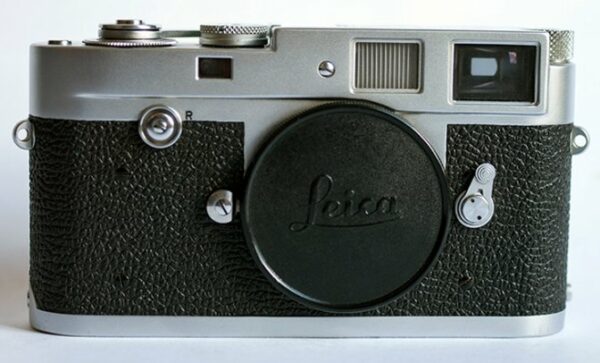 Retrouvez le mode d'emploi du Leica M2. Découvrez les fonctionnalités, réglages, et conseils pour maîtriser cet appareil photo professionnel.