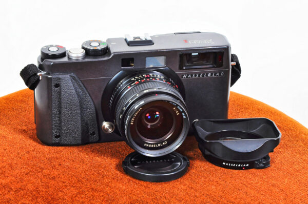 Retrouvez le mode d'emploi du Hasselblad XPAN-II. Découvrez les fonctionnalités, réglages, et conseils pour maîtriser cet appareil photo professionnel.
