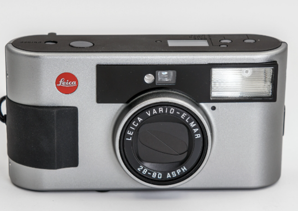 Retrouvez le mode d'emploi du Leica C3. Découvrez les fonctionnalités, réglages, et conseils pour maîtriser cet appareil photo professionnel.